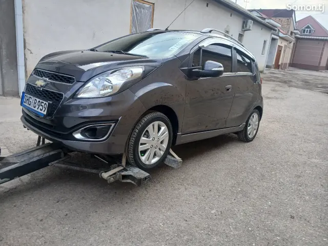 Chevrolet Spark 2014 · 1.0 AT
