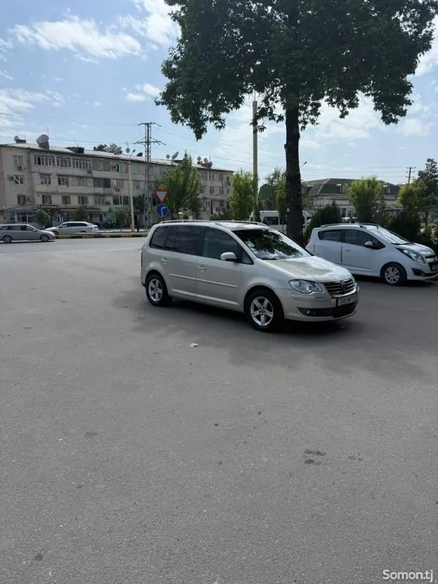 Volkswagen Touran 2009 · 1.9 AT
