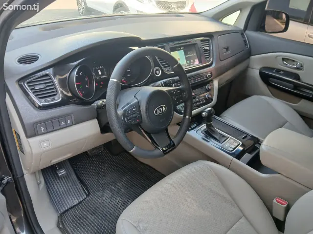 Kia Carnival 2015 · 2.2 AT