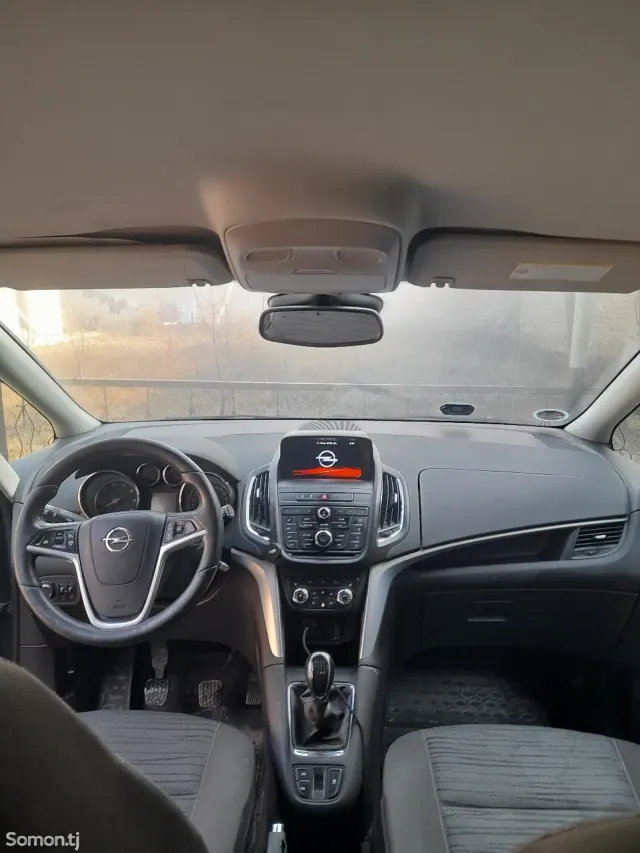 Opel Zafira 2015 · 2.0 MT