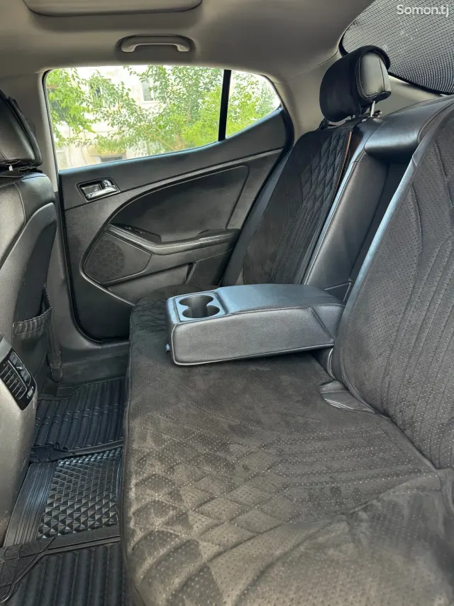 Kia K5 2011 · 2.2 AT