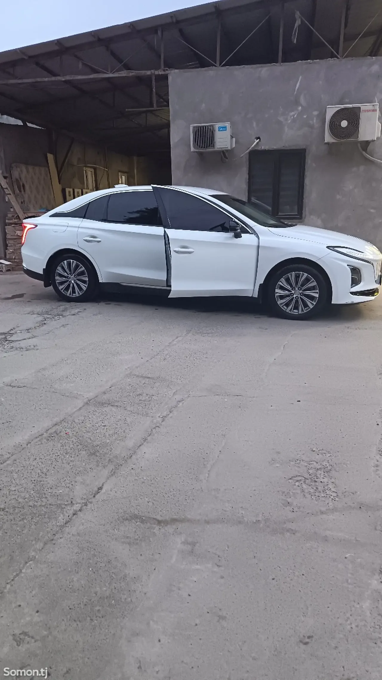 Hongqi H5 2025 · AT