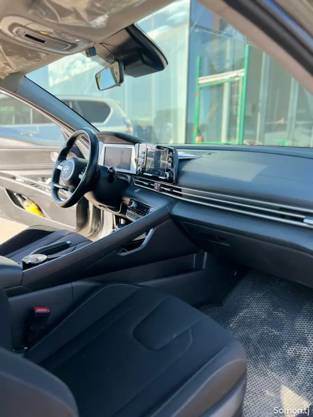 Hyundai Elantra 2023 · 2.0 AT