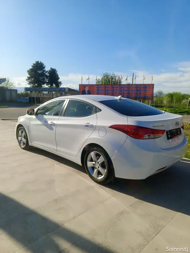 Hyundai Elantra 2013 · 1.6 AT
