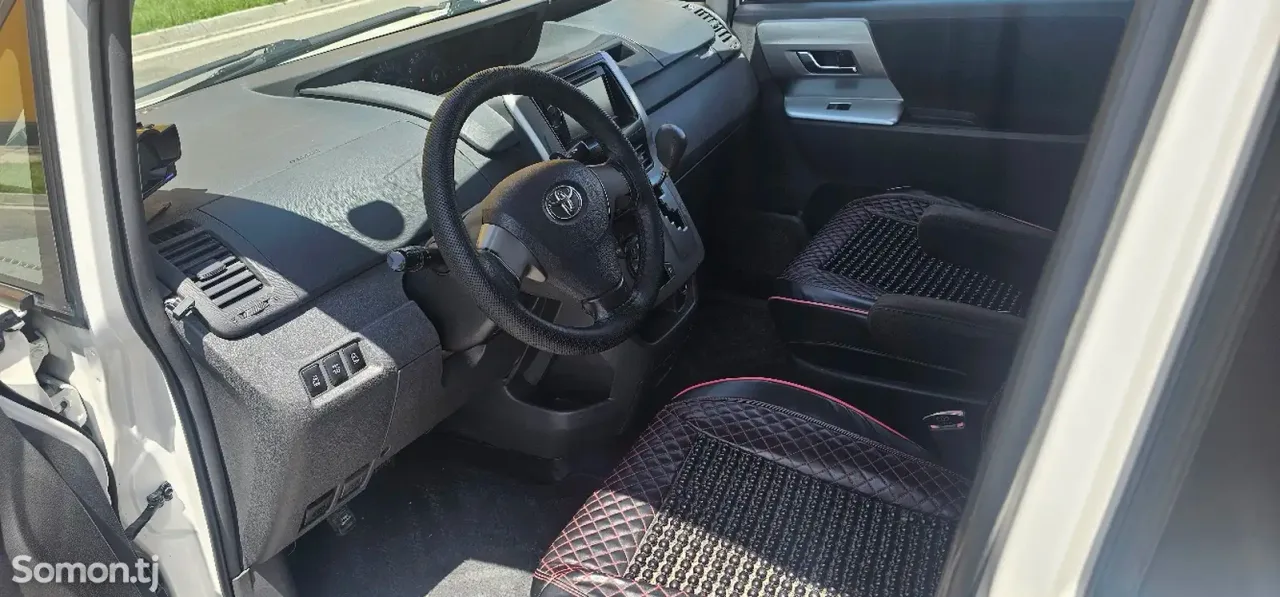 Toyota Voxy 2009 · 2.0 AT