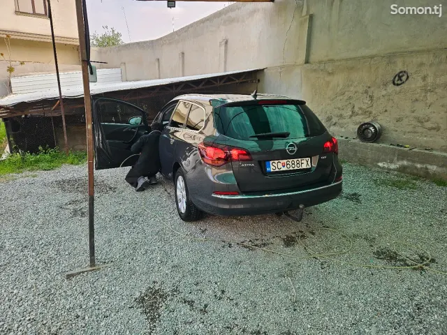 Opel Astra J 2015 · 1.6 MT