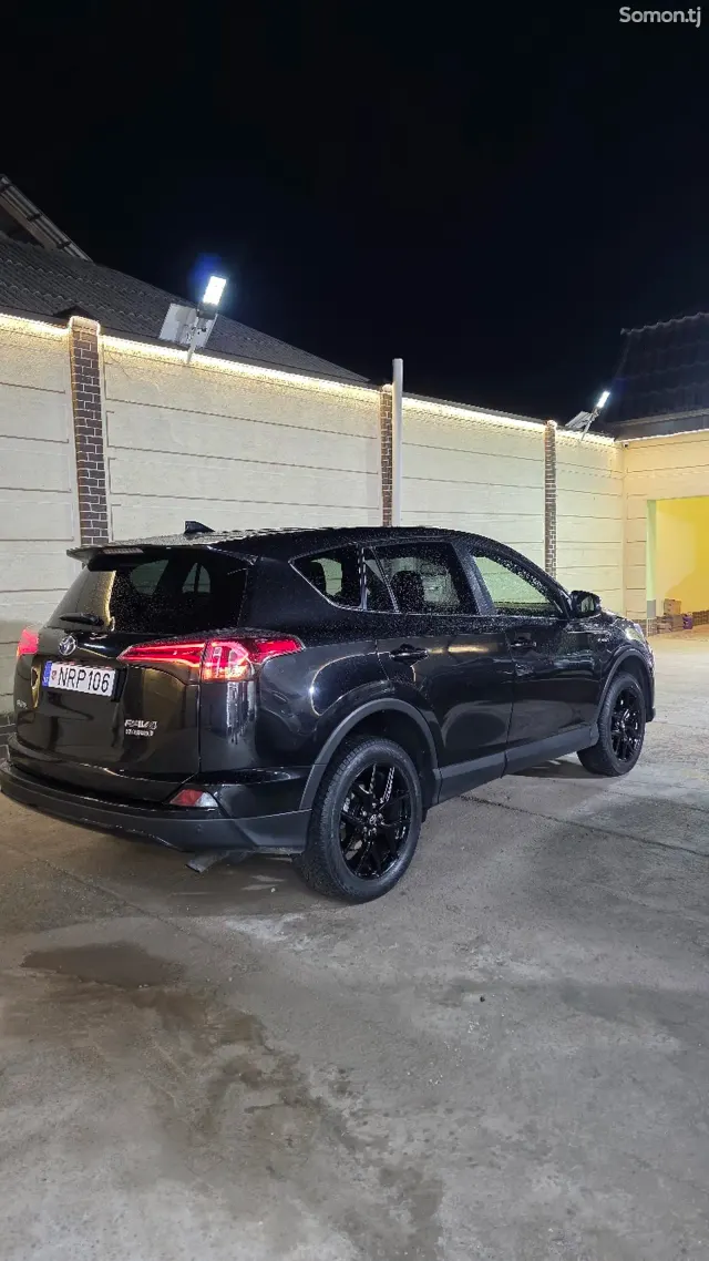 Toyota RAV 4 2018 · 2.5 AT