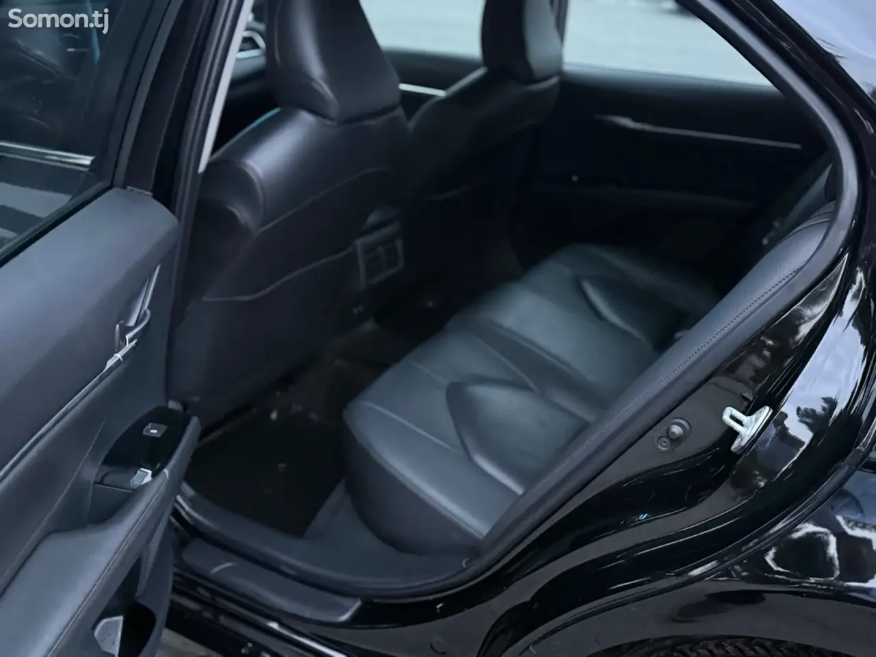 Toyota Camry 2020 · 2.0 AT