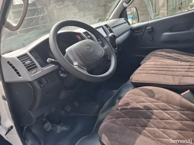 Toyota HiAce 2007 · 2.4 MT
