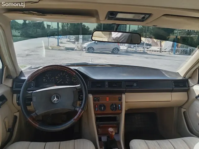 Mercedes-Benz W124 1988 · 2.5 MT