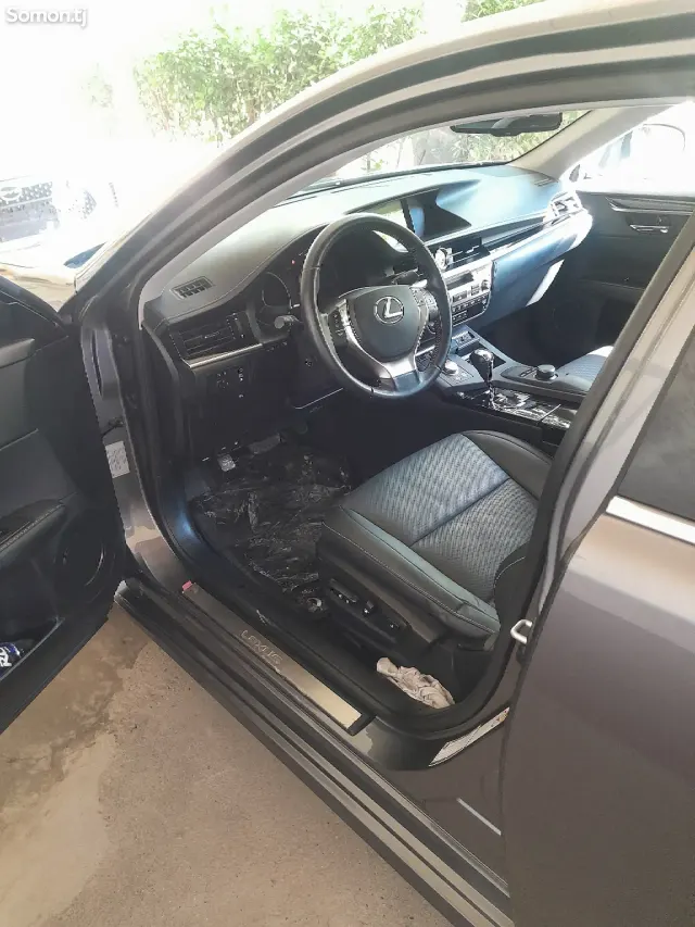 Lexus ES series 2015 · 2.5 AT