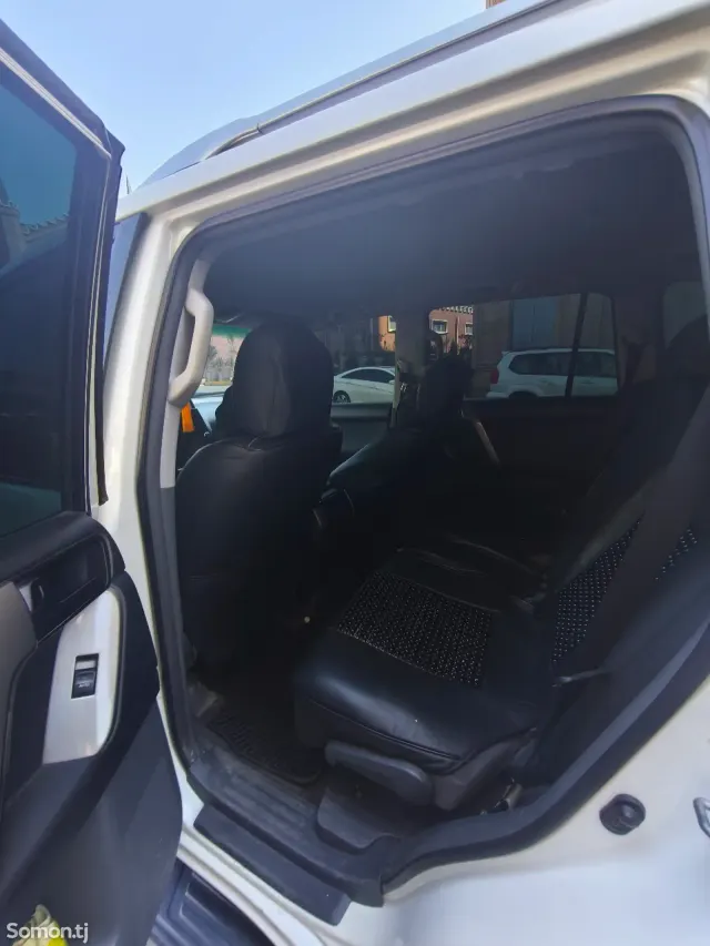 Toyota Land Cruiser Prado 2011 · 2.7 AT