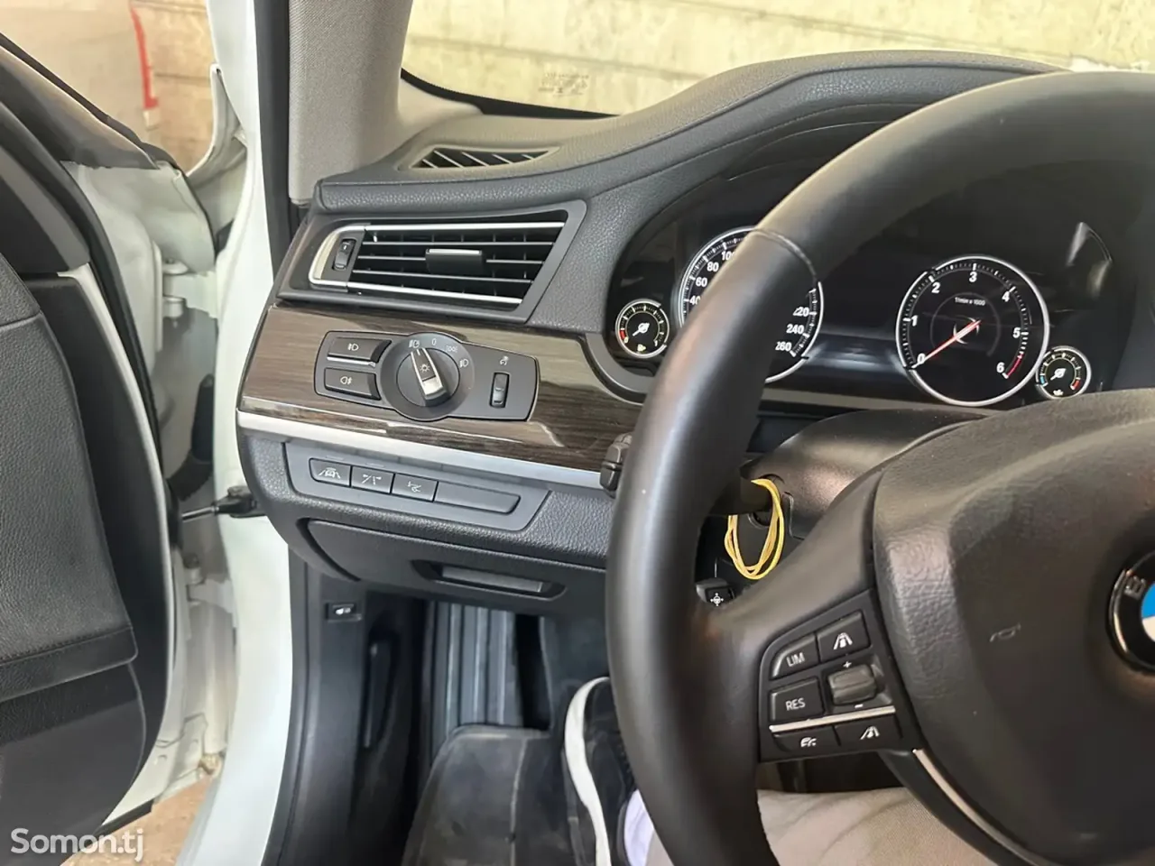 BMW 7 series 2015 · 4.0 AT