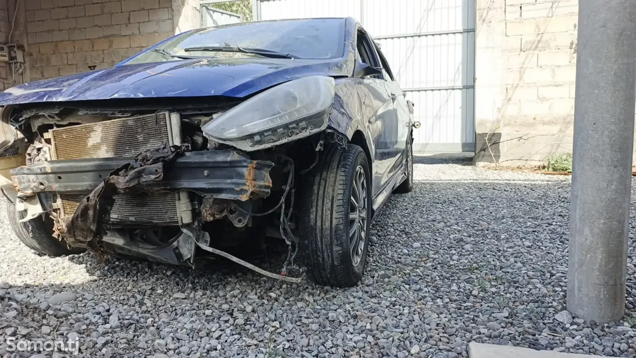 Hyundai Solaris 2013 · AT