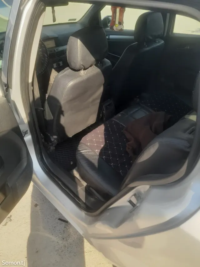 Opel Astra H 2006 · 1.8 MT