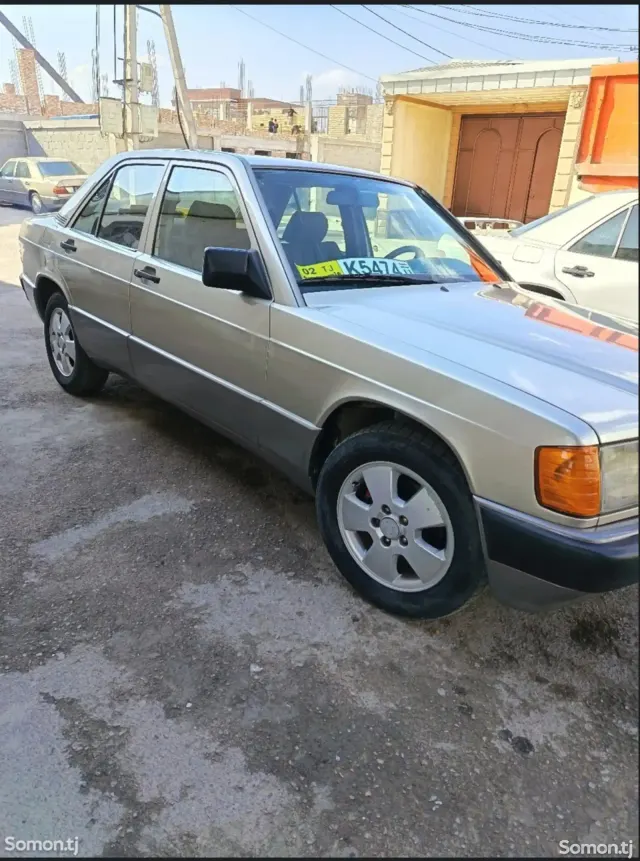Mercedes-Benz W201 1990 · 2.0 MT