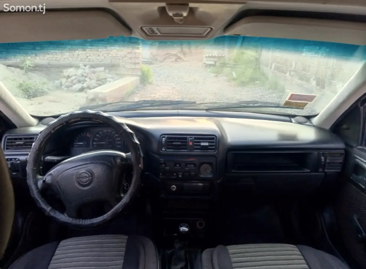 Opel Vectra A 1994 · 1.6 MT