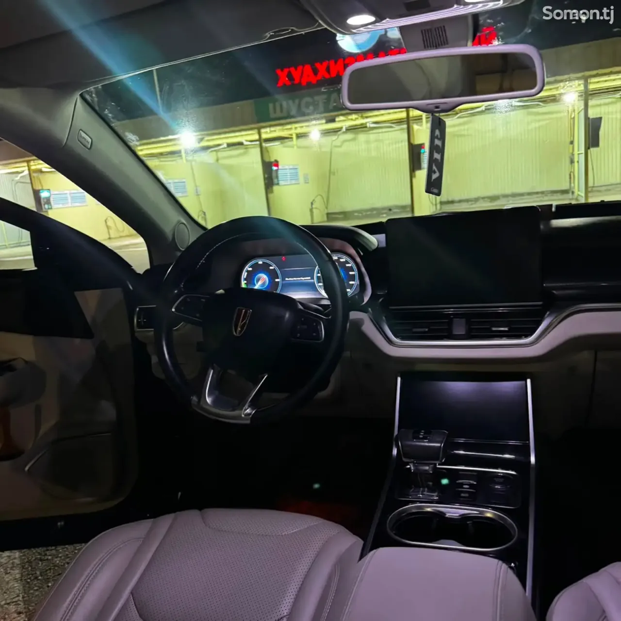 Hongqi E-HS3 2019 · AT