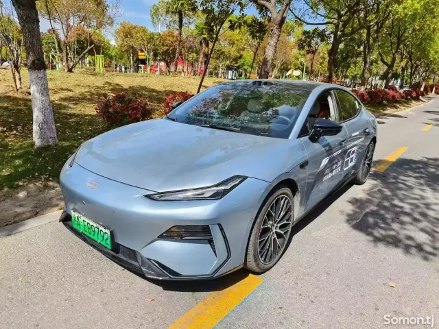 Geely Galaxy E8 2025 · AT