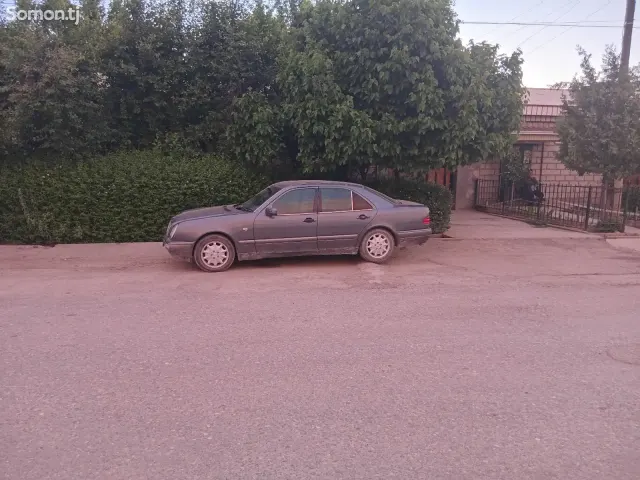 Mercedes-Benz E class 1996 · 2.3 MT