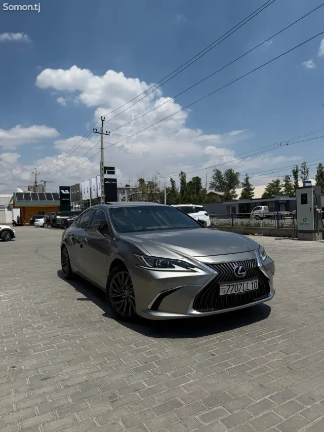 Lexus ES series 2020 · 2.5 AT