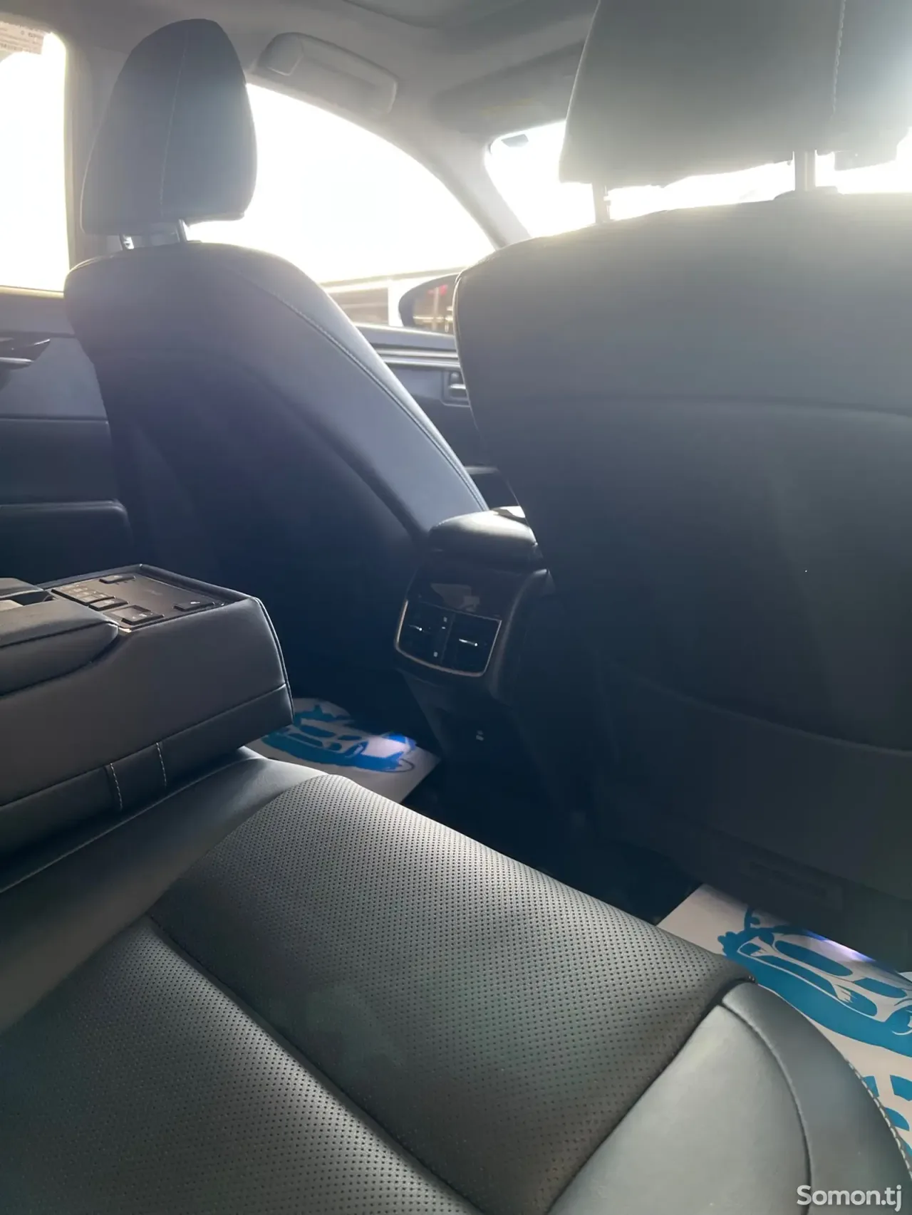 Lexus ES series 2017 · 3.0 AT