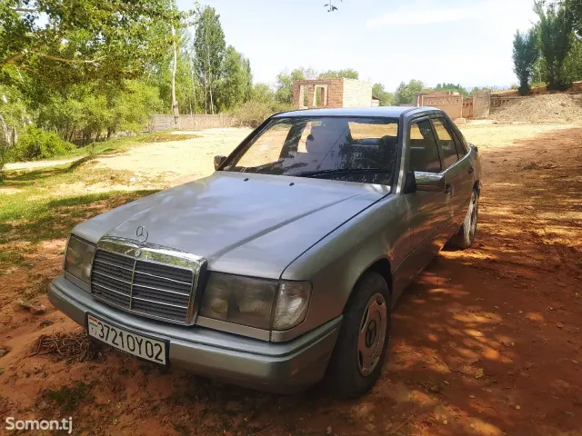Mercedes-Benz W124 1985 · 2.0 MT