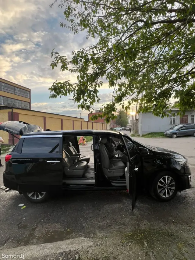 Kia Carnival 2015 · 2.2 AT