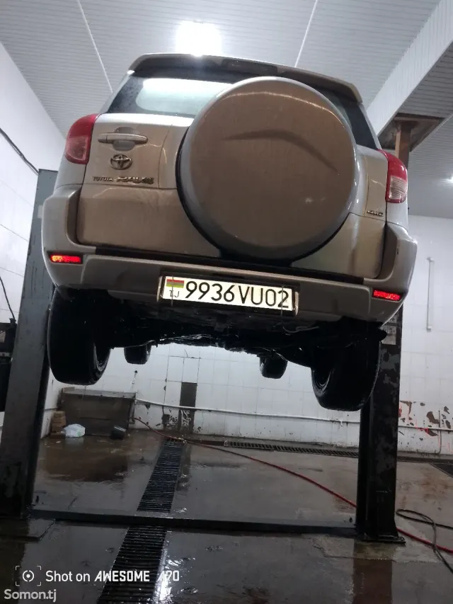 Toyota RAV 4 2006 · 2.4 AT