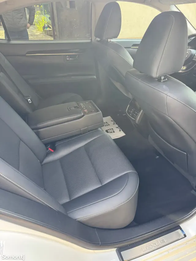 Lexus ES series 2016 · 3.0 AT
