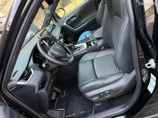 Toyota RAV 4 2021 · 2.5 AT