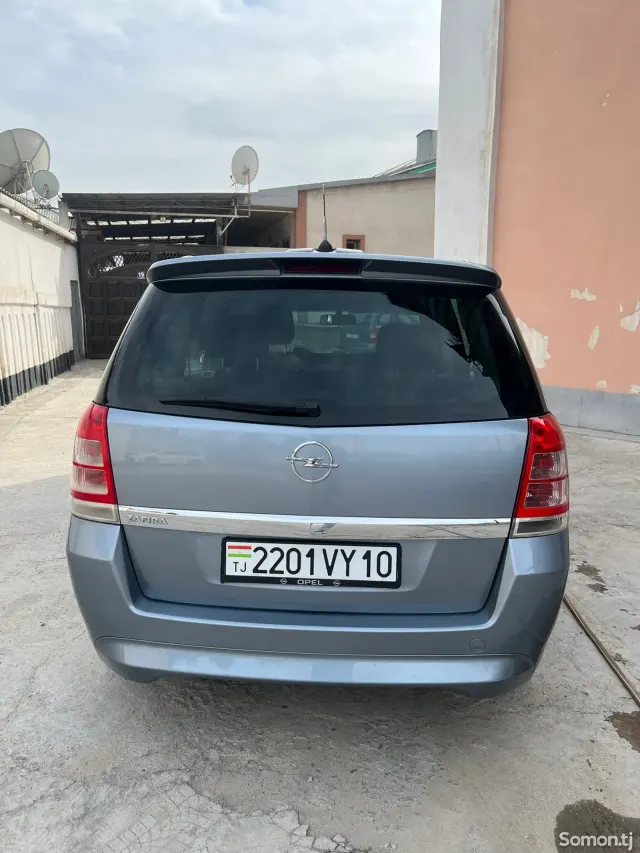 Opel Zafira 2010 · 1.9 MT