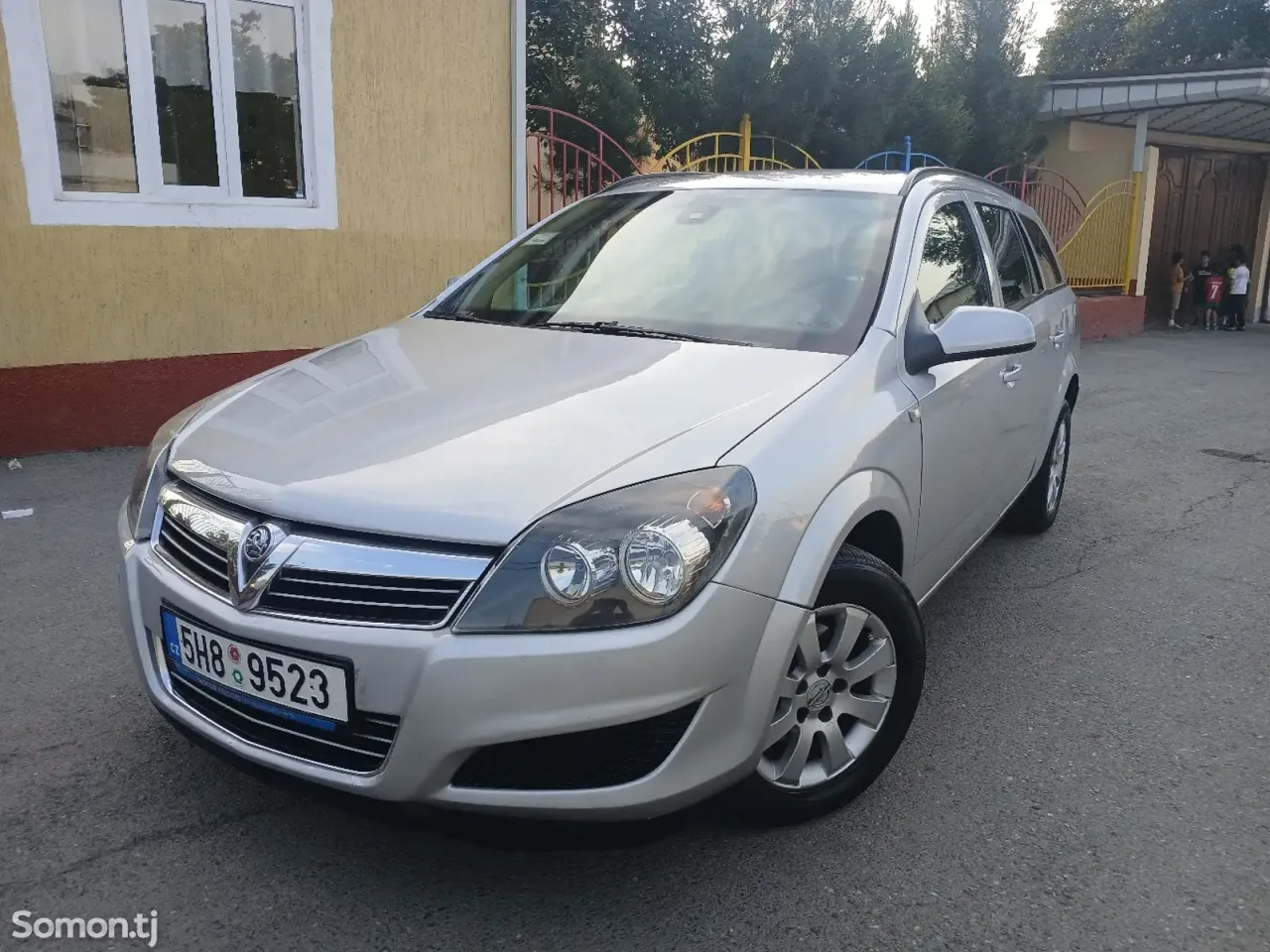 Opel Astra H 2009 · 1.6 MT
