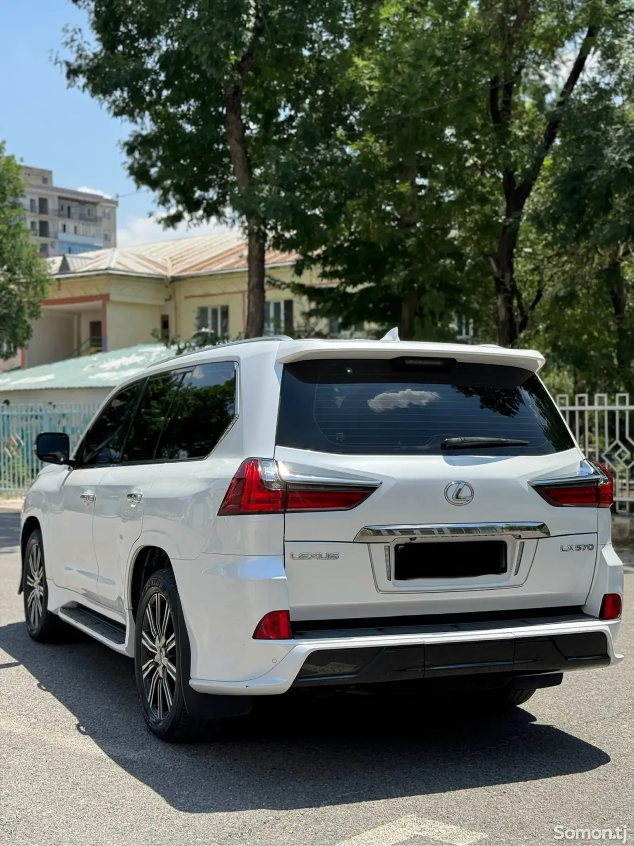Lexus LX series 2018 · 5.7 AT