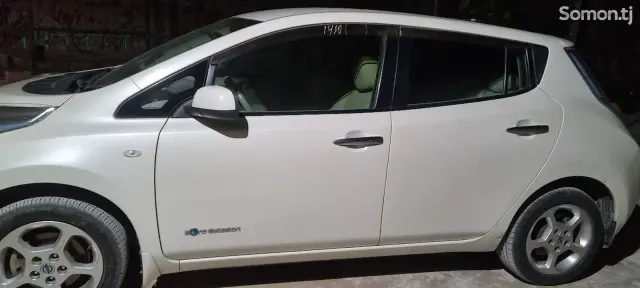 Nissan Leaf 2013 · AT