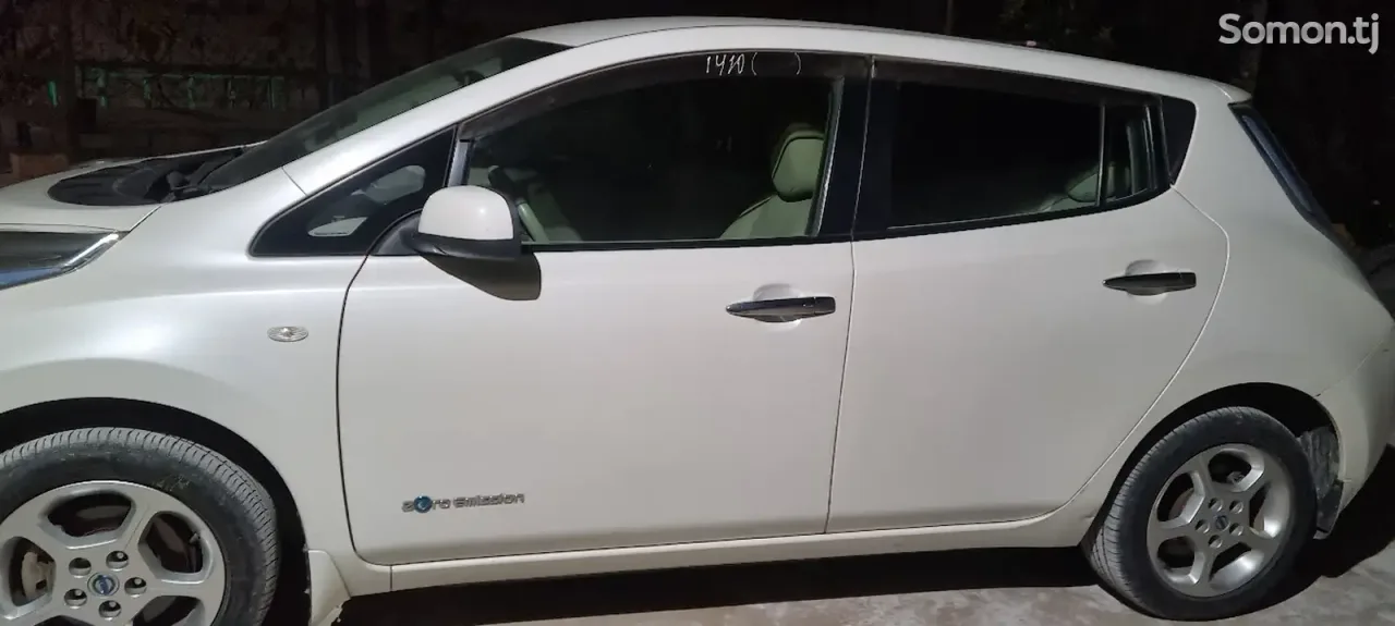 Nissan Leaf 2013 · AT