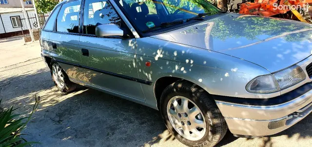 Opel Astra F 1998 · 1.6 MT