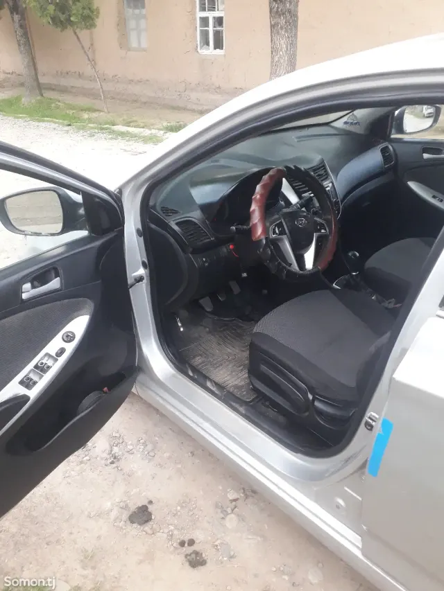 Hyundai Solaris 2013 · 1.4 MT