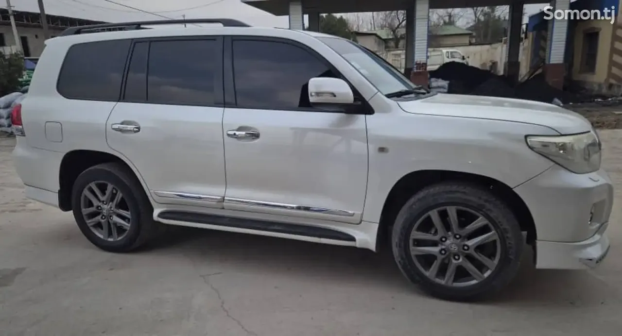 Toyota Land Cruiser 2011 · 0.4 AT