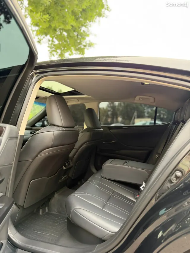 Lexus ES series 2019 · 3.0 AT