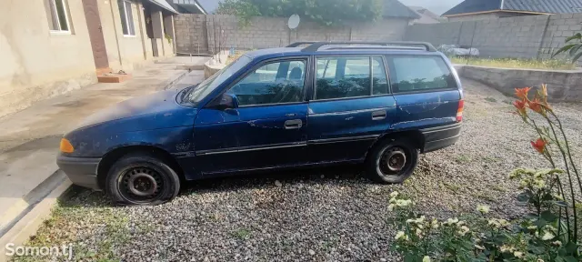 Opel Astra F 1993 · 1.6 MT