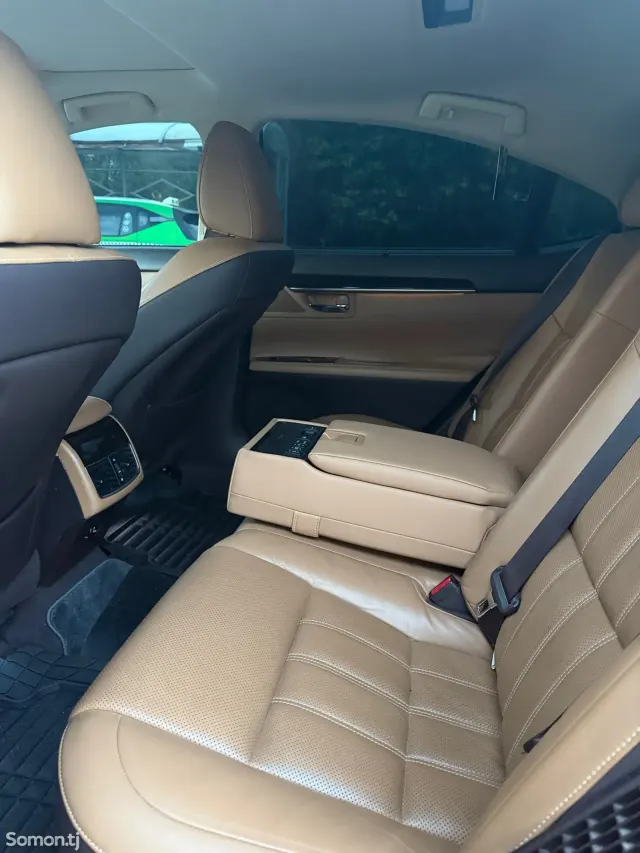 Lexus ES series 2016 · 2.5 AT