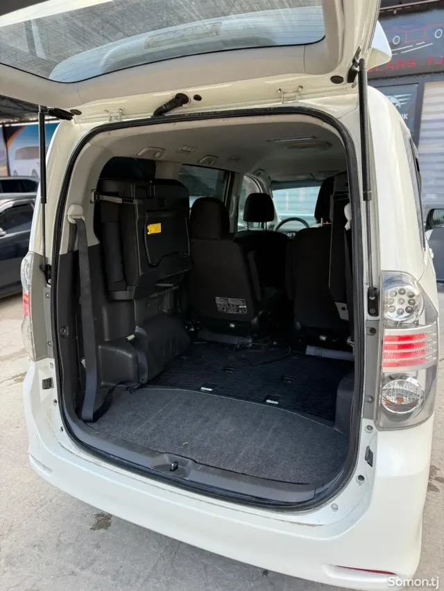 Toyota Voxy 2007 · 1.8 AT