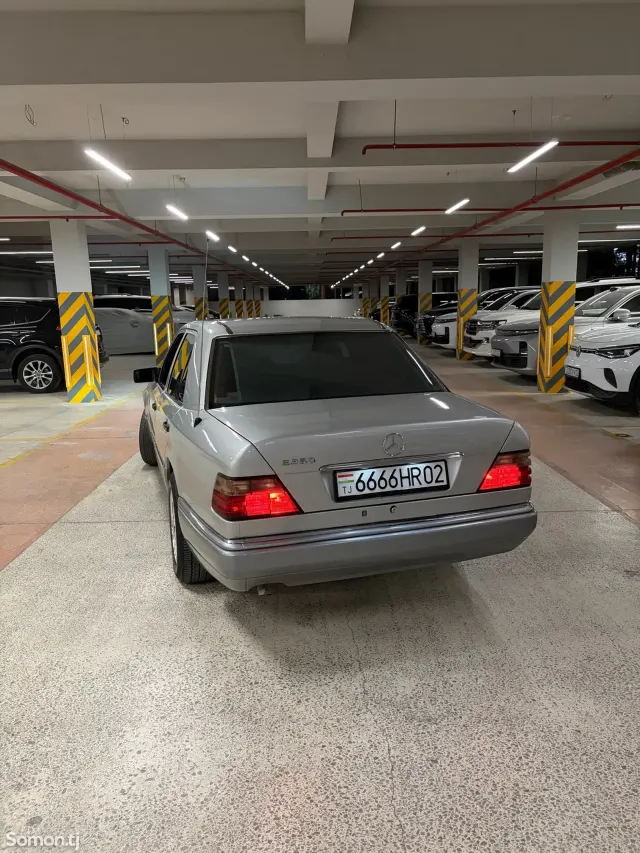 Mercedes-Benz W124 1995 · 2.5 AT
