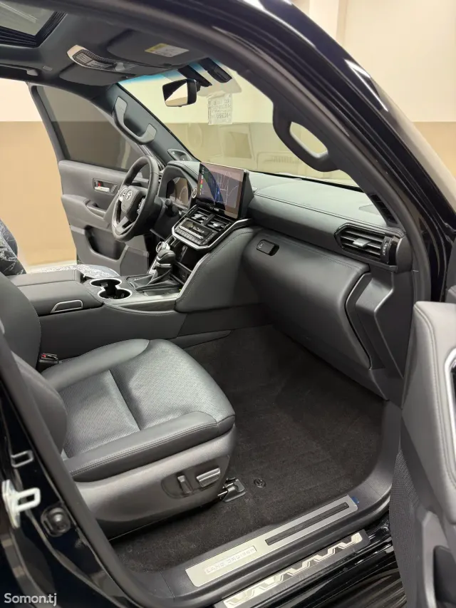 Toyota Land Cruiser 2025 · 3.5 AT
