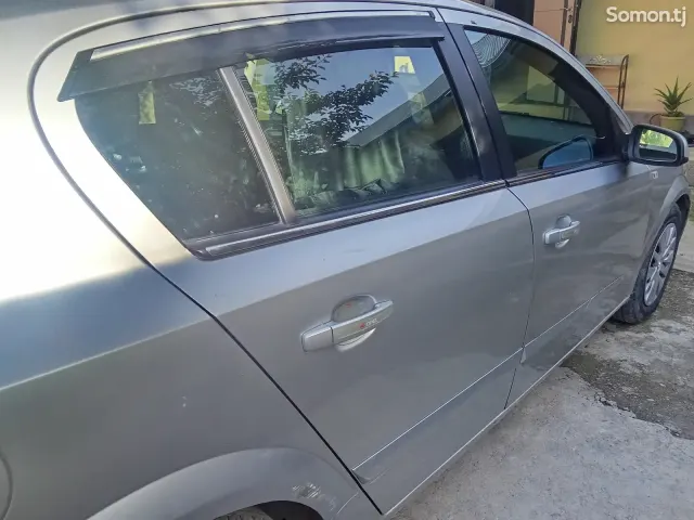 Opel Astra H 2004 · 1.8 AT