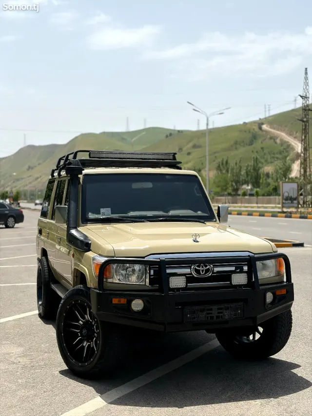 Toyota Land Cruiser 2012 · 4.7 MT
