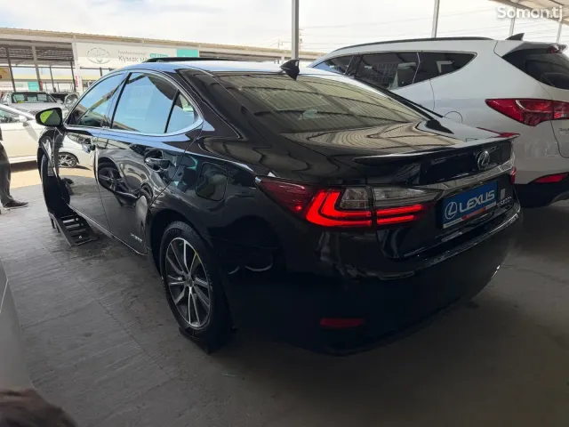 Lexus ES series 2016 · 2.5 AT