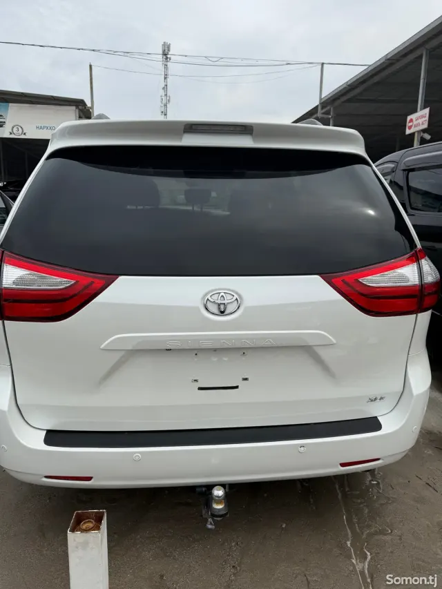 Toyota Sienna 2015 · 3.5 AT