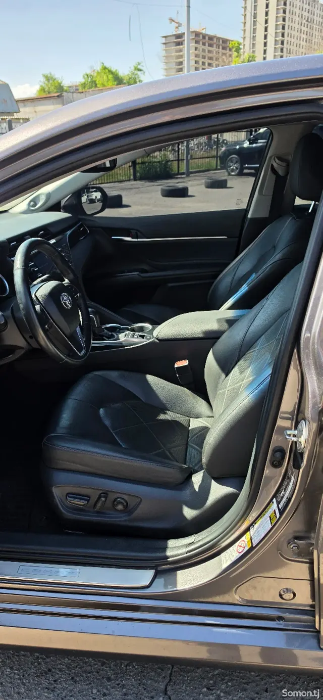 Toyota Camry 2018 · 2.5 AT